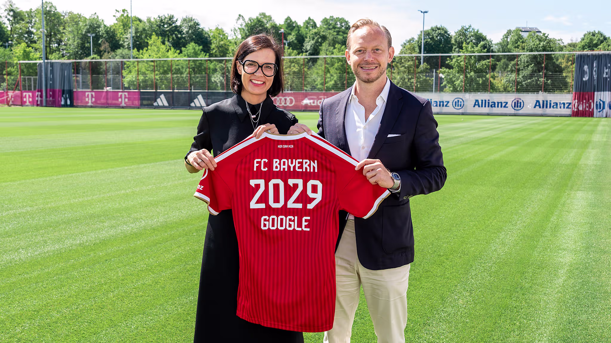 Rouven Kasper (FC Bayern) et Anne-Katrin Hübel (Google) annoncent le partenariat Google-Bayern Munich, Gemini et Pixel