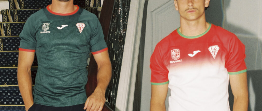 Deux joueurs du Biarritz Olympique portent les maillots domicile et extérieur 2026-2027 dans l'escalier de l'Hôtel du Palais