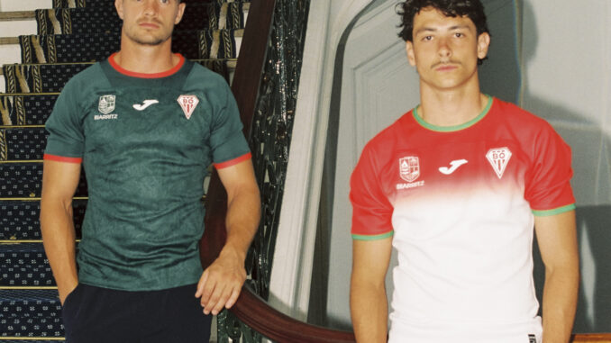 Deux joueurs du Biarritz Olympique portent les maillots domicile et extérieur 2026-2027 dans l'escalier de l'Hôtel du Palais