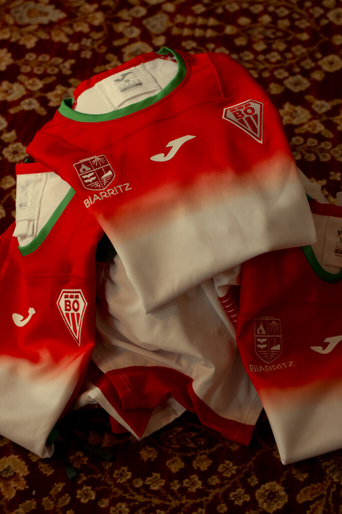 Détail du maillot domicile 2026-2027 du Biarritz Olympique avec les écussons du club, de la Ville de Biarritz et le logo Joma