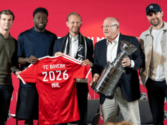 Alphonso Davies, Leon Draisaitl et JJ Peterka lors de l’annonce du partenariat entre le Bayern Munich et la NHL