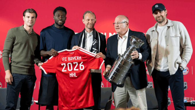Alphonso Davies, Leon Draisaitl et JJ Peterka lors de l’annonce du partenariat entre le Bayern Munich et la NHL