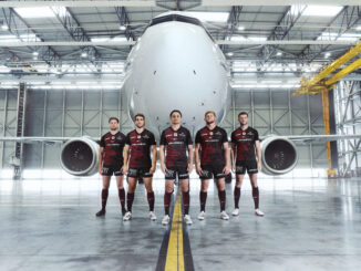 Joueurs du Stade Toulousain en maillot domicile 2026-2027 devant un A330neo dans les installations d'Airbus