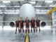 Joueurs du Stade Toulousain en maillot domicile 2026-2027 devant un A330neo dans les installations d'Airbus