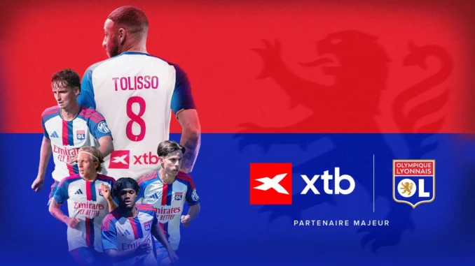 Maillot de l'Olympique Lyonnais avec le nouveau logo du partenaire XTB