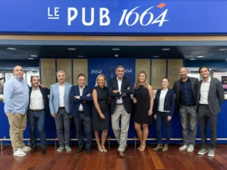 Supporters du Paris FC dans les tribunes du stade Jean-Bouin un soir de match de Ligue 1