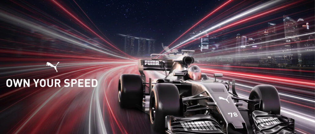 Monoplace PUMA devant Marina Bay de nuit, avec des traînées lumineuses et le slogan « Own Your Speed ».