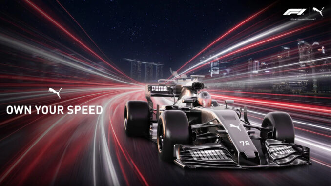 Monoplace PUMA devant Marina Bay de nuit, avec des traînées lumineuses et le slogan « Own Your Speed ».