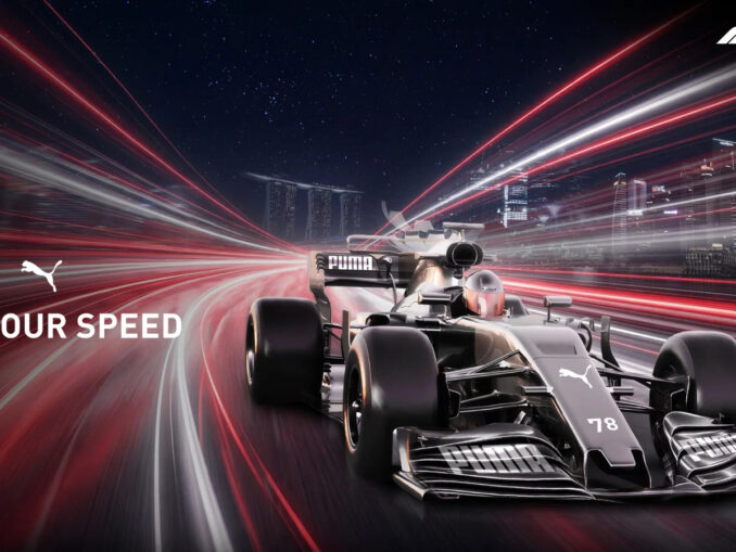 Monoplace PUMA devant Marina Bay de nuit, avec des traînées lumineuses et le slogan « Own Your Speed ».