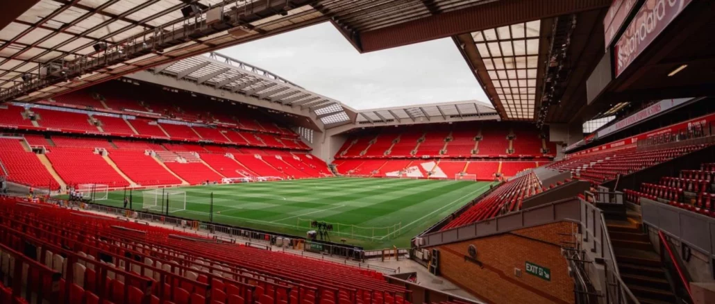 Vue intérieure du stade d'Anfield, avec un panneau publicitaire Standard Chartered, sponsor sortant de Liverpool