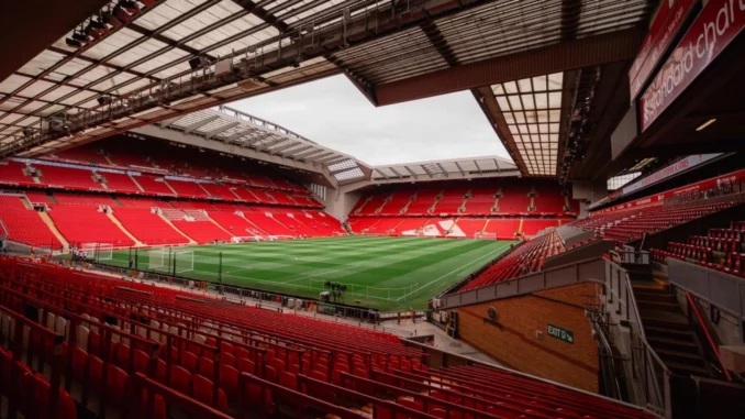 Vue intérieure du stade d'Anfield, avec un panneau publicitaire Standard Chartered, sponsor sortant de Liverpool