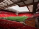 Vue intérieure du stade d'Anfield, avec un panneau publicitaire Standard Chartered, sponsor sortant de Liverpool