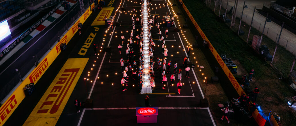 Table de 100 mètres dressée par Barilla sur la grille de départ du circuit de Monza, le 3 septembre 2026, avant le Grand Prix d'Italie de Formule 1