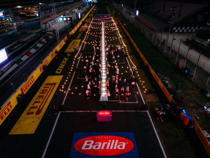 Table de 100 mètres dressée par Barilla sur la grille de départ du circuit de Monza, le 3 septembre 2026, avant le Grand Prix d'Italie de Formule 1