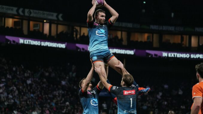 Touche de l'UBB Sevens au Supersevens, le logo Betclic au dos d'un joueur