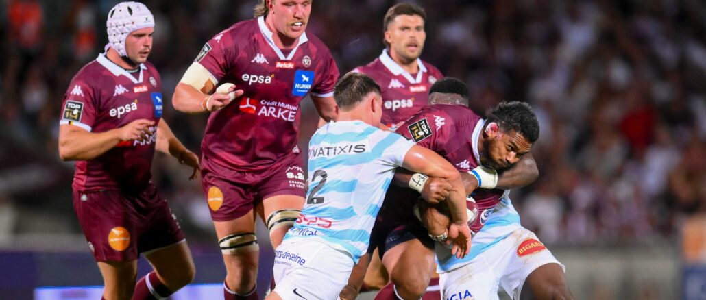 Sipili Falatea, pilier de l'UBB, percute la défense du Racing 92 en Top 14 au stade Chaban-Delmas