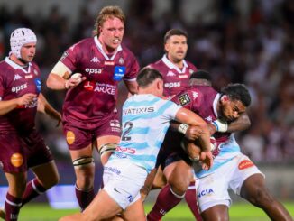 Sipili Falatea, pilier de l'UBB, percute la défense du Racing 92 en Top 14 au stade Chaban-Delmas