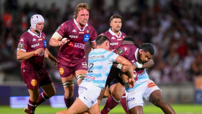 Sipili Falatea, pilier de l'UBB, percute la défense du Racing 92 en Top 14 au stade Chaban-Delmas