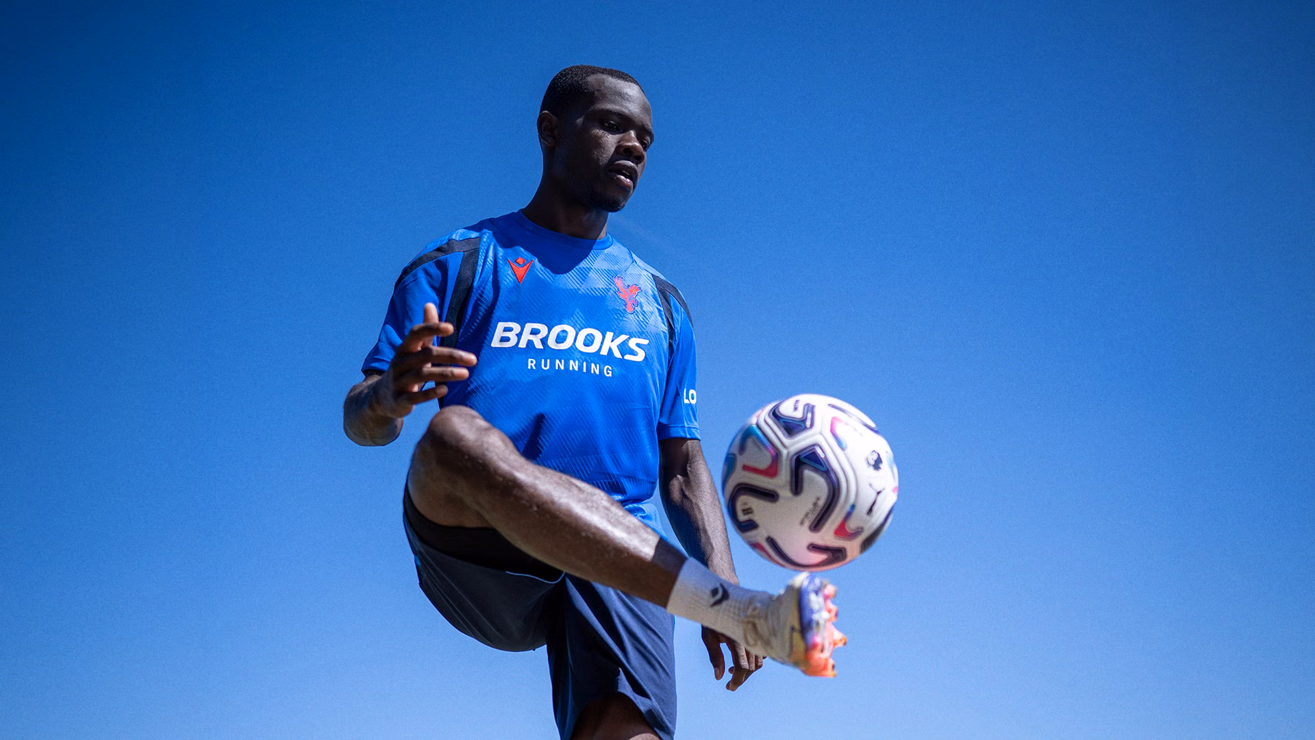 Joueur de Crystal Palace en tenue d'entraînement floquée Brooks