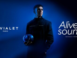 Isack Hadjar tient une enceinte Devialet Phantom Ultimate bleue dans le key visual de la campagne Alive with sound