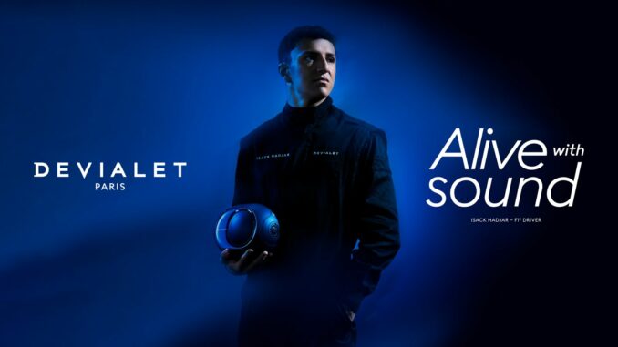 Isack Hadjar tient une enceinte Devialet Phantom Ultimate bleue dans le key visual de la campagne Alive with sound