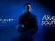 Isack Hadjar tient une enceinte Devialet Phantom Ultimate bleue dans le key visual de la campagne Alive with sound