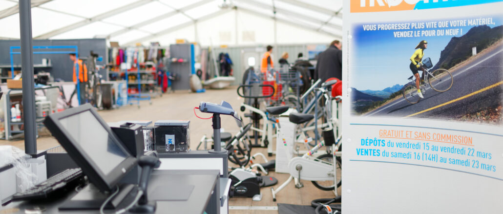 Rayon d'un magasin de sport illustrant l'accord Decathlon Sport 2000 sur la distribution des marques propres