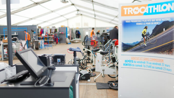 Rayon d'un magasin de sport illustrant l'accord Decathlon Sport 2000 sur la distribution des marques propres