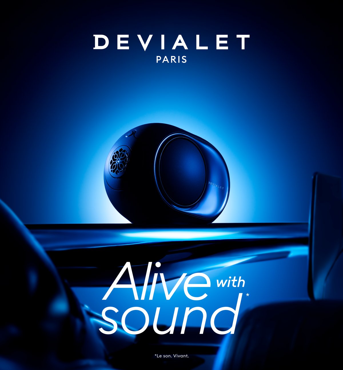 Enceinte Devialet Phantom Ultimate 98 dB Pulse Blue posée sur une carrosserie aux lignes de monoplace