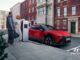 Visuel de campagne Hyundai et UEFA Champions League : la Hyundai IONIQ 3 N Line rouge en recharge dans une rue, avec les logos des deux partenaires