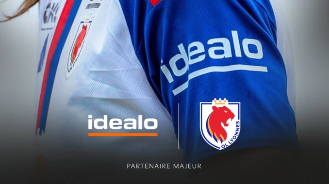 Logo idealo sur la manche bleue du maillot d’OL Lyonnes, avec les deux logos et la mention « Partenaire majeur »