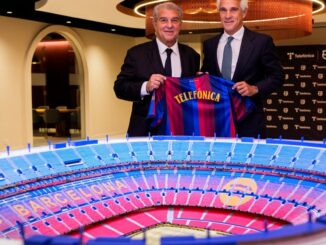 Joan Laporta et Borja Ochoa tiennent un maillot Telefónica derrière la maquette du futur Spotify Camp Nou