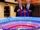 Joan Laporta et Borja Ochoa tiennent un maillot Telefónica derrière la maquette du futur Spotify Camp Nou