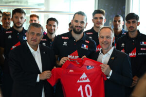 Les joueurs de l'équipe de France de volley entourant les présidents de MAIF et de la Fédération Française de Volley