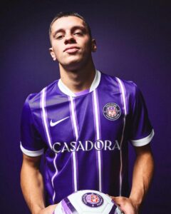 Joueur du Toulouse FC portant le maillot domicile violet 2026-2027 avec Casadora comme sponsor principal