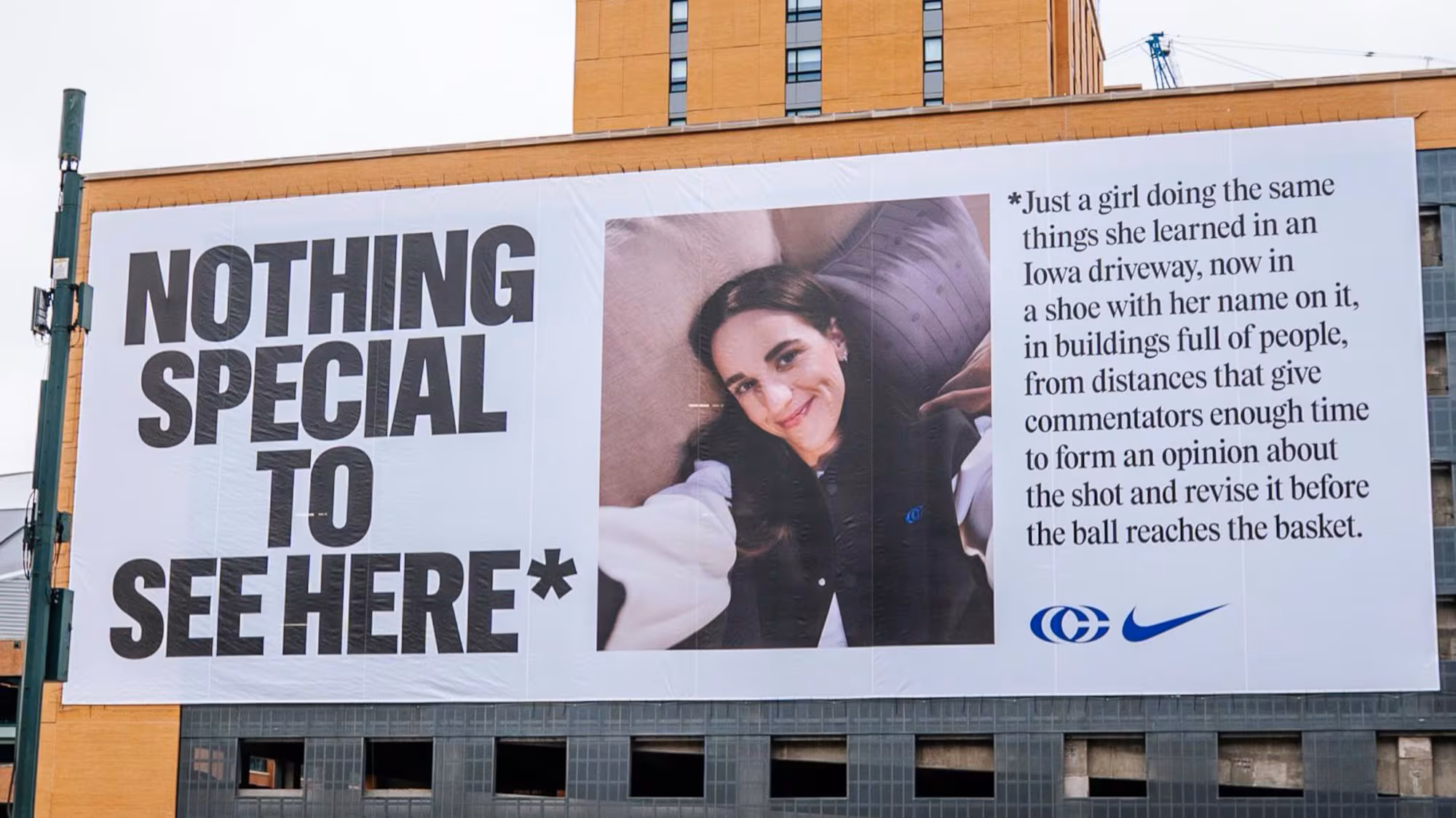 Panneau d'affichage Nike montrant Caitlin Clark souriante avec le slogan Nothing Special to See Here suivi d'une note de bas de page