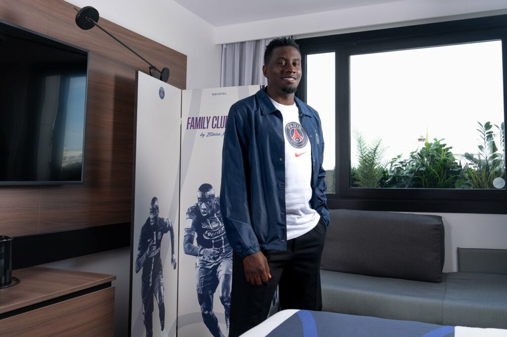 Blaise Matuidi dans la chambre Club house Famille aux couleurs du PSG d'un hôtel Novotel