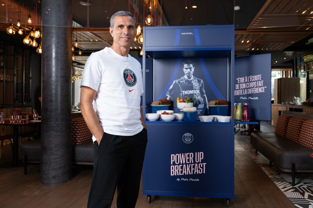 Pedro Pauleta devant le buffet Power Up Breakfast d'un restaurant Novotel