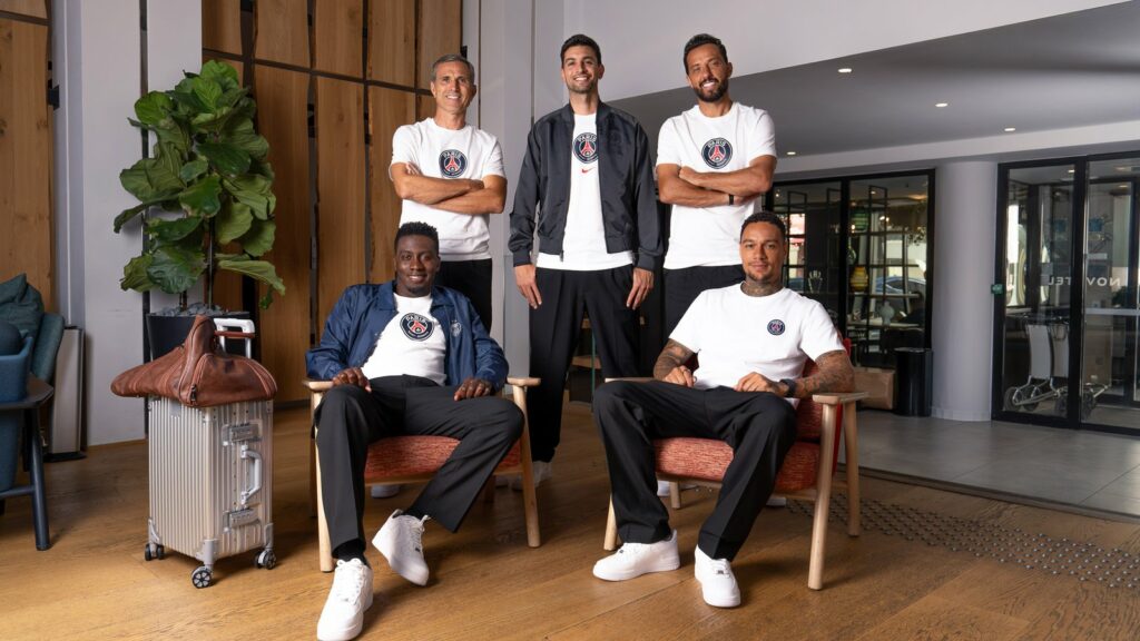 Javier Pastore, Pedro Pauleta, Blaise Matuidi, Nenê et Gregory van der Wiel réunis dans le hall d'un hôtel Novotel