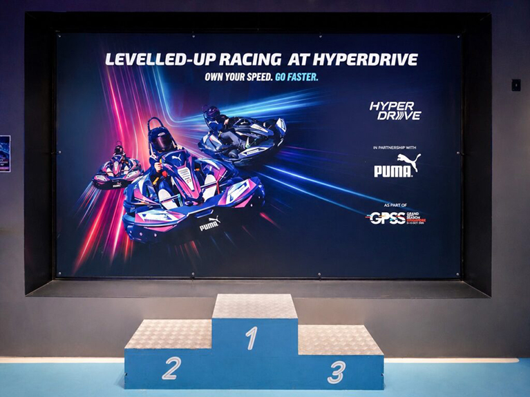 Installations aux couleurs de PUMA chez HyperDrive à Sentosa, Singapour.