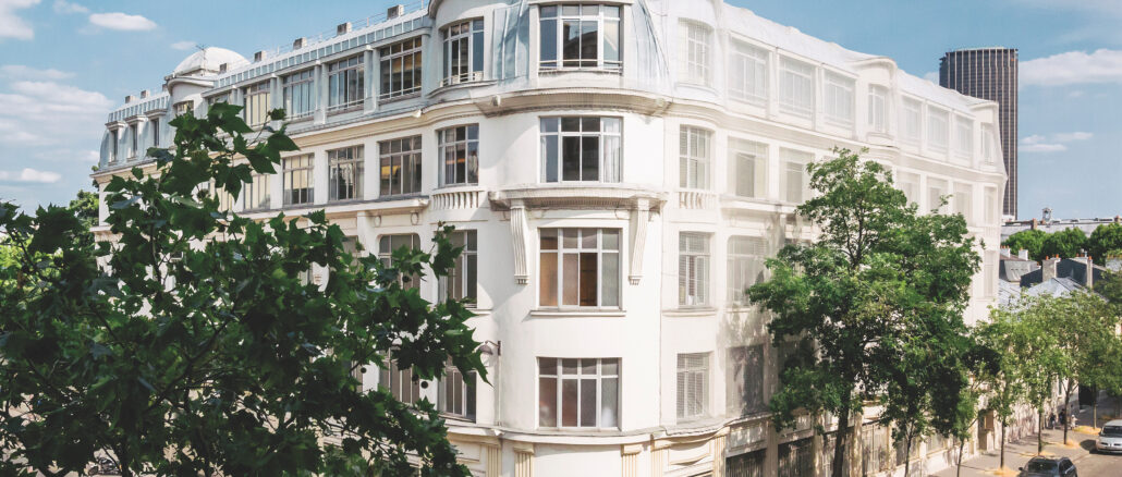 Le siège du Racing Club de France, rue Éblé à Paris, avec le drapeau ciel et blanc du club sur le toit