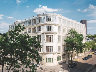 Le siège du Racing Club de France, rue Éblé à Paris, avec le drapeau ciel et blanc du club sur le toit