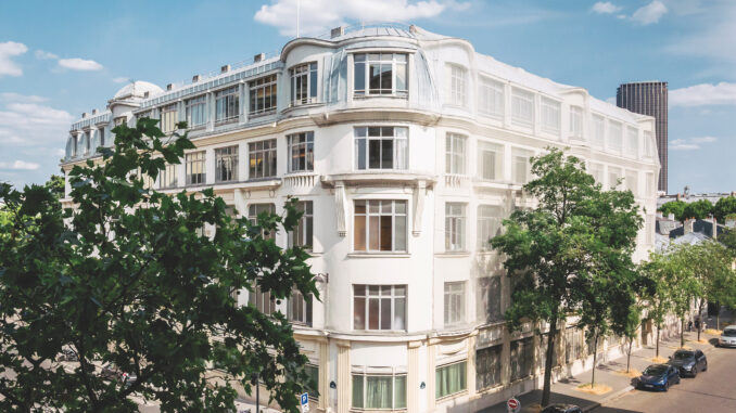Le siège du Racing Club de France, rue Éblé à Paris, avec le drapeau ciel et blanc du club sur le toit