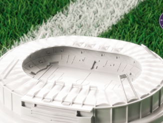 Gobelet Starbucks aux couleurs du Toulouse FC, couvercle en forme de Stadium, posé sur la pelouse