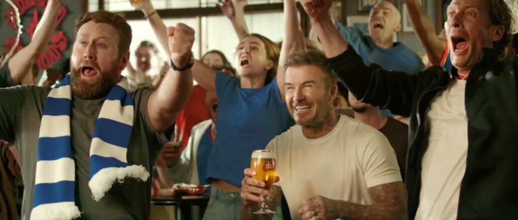 David Beckham lève un calice de Stella Artois dans un bar, extrait d'une campagne de la marque
