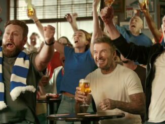 David Beckham lève un calice de Stella Artois dans un bar, extrait d'une campagne de la marque
