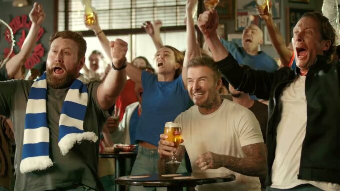 David Beckham lève un calice de Stella Artois dans un bar, extrait d'une campagne de la marque