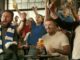 David Beckham lève un calice de Stella Artois dans un bar, extrait d'une campagne de la marque