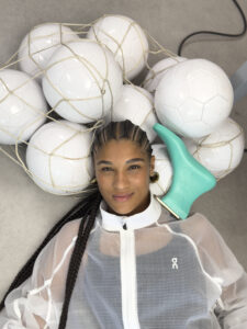 Sydney Schertenleib allongée sous un filet de ballons blancs, photographiée par Juergen Teller pour On