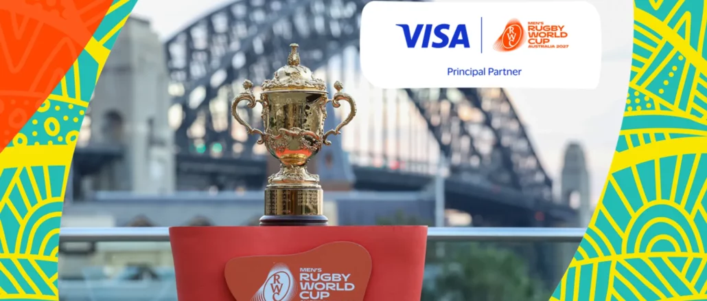 Trophée de la Coupe du monde de rugby devant le Harbour Bridge de Sydney, avec les logos Visa et Australie 2027.
